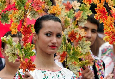 Discover: Splendid Colors of Fall: New England, Napa and Quebec 6 Woman in wine festival Discover: Splendid Colors of Fall: New England, Napa and Quebec - EAT LOVE SAVOR International Luxury Lifestyle Magazine