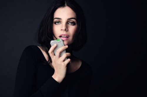 Luxury Smartphones for Women: Savelli x Gemfields = A Unique Collaboration 7 Julia Roitfeld Emerald Insane Luxury Smartphones for Women: Savelli x Gemfields = A Unique Collaboration - EAT LOVE SAVOR International Luxury Lifestyle Magazine